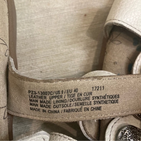 TAOS Sz 9 The Prize 3 Slip On  Strappy Velcro Closure Metal Blue Decor Sandals - Picture 13 of 13